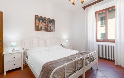 Cascine Apartment In Florence: Seng, Indretning, Soveværelse, Møbel, Sengetøj, Sengetøj, Værelse, Loft, Etage, Gulvbelægning