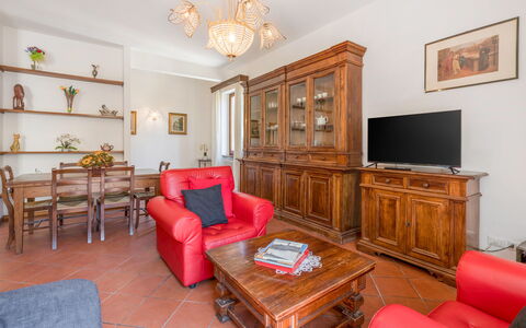 Cascine Apartment In Florence: Møbel, Indretning, Gulvbelægning, Træ, Værelse, Etage, Loft, Stue, Cabinetry, Belysning