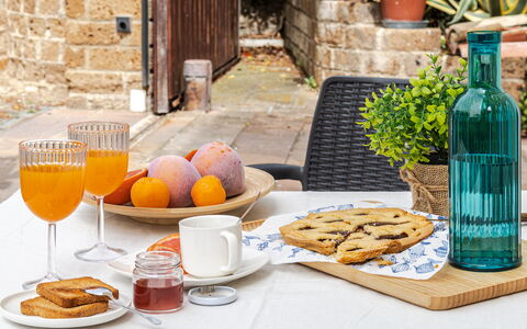 Cyca Holiday Home: Mad, Bord, Bordservice, Plante, Flaske, Tallerkner, Plade, Ingrediens, Træ, Orange