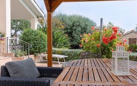 Cyca Holiday Home: Plante, Møbel, Ejendom, Himmel, Blomst, Skygge, Træ, Indretning, Udendørs Møbler, Veranda