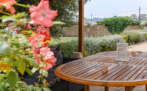 Cyca Holiday Home: Plante, Blomst, Bord, Møbel, Botanik, Stol, Udendørs Møbler, Træ, Træ, Udendørs Bord