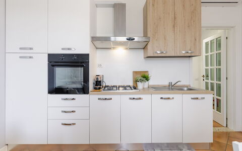 Cyca Holiday Home: Countertop, Cabinetry, Ejendom, Møbel, Bygning, Komfur, Køkken Apparat, Køkken, Husholdningsapparat, Træ