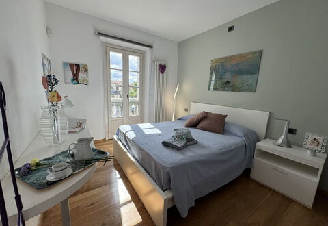 Galleria Degli Artisti: Møbel, Ejendom, Bord, Billedramme, Komfort, Vindue, Indretning, Træ, Bed Frame, Bygning