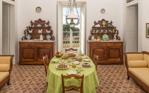Masseria Tagliente: Bord, Møbel, Cabinetry, Stol, Skuffe, Indretning, Træ, Billedramme, Bygning, Dekoration