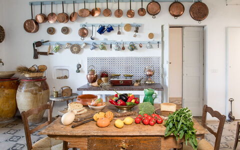 Masseria Tagliente: Mad, Ejendom, Bordservice, Hylde, Indretning, Bord, Reoler, Køkken, Naturlige Fødevarer, Bygning