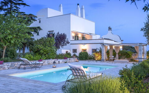 Masseria Tagliente: Vand, Plante, Himmel, Ejendom, Bygning, Svømmepøl, Azure, Træ, Krop Af Vand, Fritid