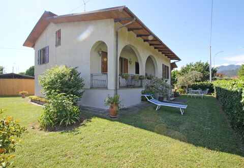 Casa Il Prato: Plante, Himmel, Ejendom, Bygning, Vindue, Træ, Land Lot, Dør, Sommerhus, Hus