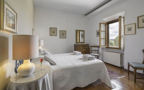 Casa Martina, Piazza Delle Erbe, San Gimignano: Møbel, Soveværelse, Indretning, Seng, Gulvbelægning, Sengetøj, Sengetøj, Værelse, Billedramme, Etage