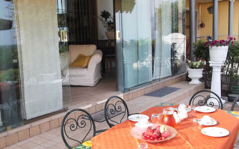 Villa Paradiso: Bord, Bordservice, Ejendom, Møbel, Plante, Stol, Tallerkner, Træ, Indretning, Belysning