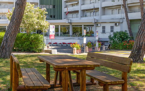 Suite Mareconero: Plante, Møbel, Vindue, Bygning, Bord, Blomst, Udendørs Bench, Udendørs Møbler, Udendørs Bord, Skygge