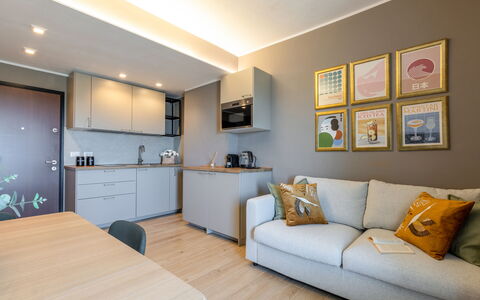 Suite Mareconero: Møbel, Ejendom, Bord, Billedramme, Cabinetry, Couch, Azure, Belysning, Træ, Indretning