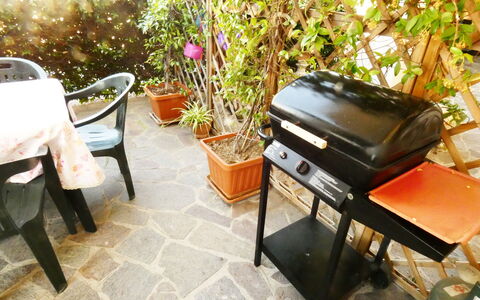 Casa Vacanze Sabrina: Møbel, Udendørs Møbler, Udendørs Bord, Stol, Blomsterkrukke, Skygge, Have, Backyard, Stueplante, Paraply