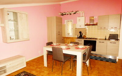 Appartamento Miralago: Bord, Ejendom, Møbel, Træ, Stol, Vindue, Indretning, Gulvbelægning, Stue, Bygning