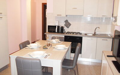 Casa Vacanze Sabrina: Køkkenvask, Bord, Ejendom, Møbel, Håndvask, Cabinetry, Tap, Countertop, Stol, Køkken