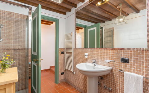 Villa Ida: Spejl, Tap, Håndvask, Sanitærarmatur, Ejendom, Badeværelse, Bygning, Badeværelsesvask, Plante, Træ