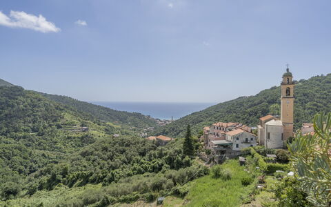 Emma House, Terrace and Sea View, Moneglia: Himmel, Plante, Sky, Plantesamfund, Økoregion, Bjerg, Bygning, Highland, Naturlige Landskab, Træ