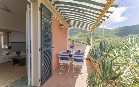 Emma House, Terrace and Sea View, Moneglia: Bord, Plante, Møbel, Bygning, Stol, Skygge, Sky, Stueplante, Udendørs Møbler, Arkitektur