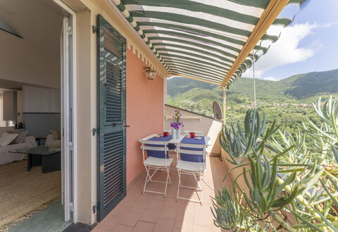 Emma House, Terrace and Sea View, Moneglia: Bord, Plante, Møbel, Bygning, Stol, Skygge, Sky, Stueplante, Udendørs Møbler, Arkitektur