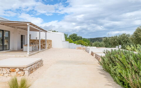 Villa La Selva: Sky, Himmel, Plante, Ejendom, Bygning, Land Lot, Træ, Hus, Landskab, Facade