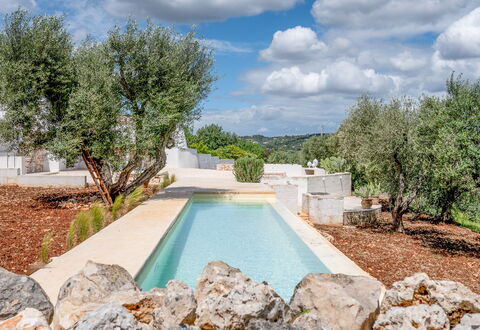 Villa La Selva: Vand, Sky, Ejendom, Plante, Himmel, Naturlige Landskab, Træ, Krop Af Vand, Svømmepøl, Græs