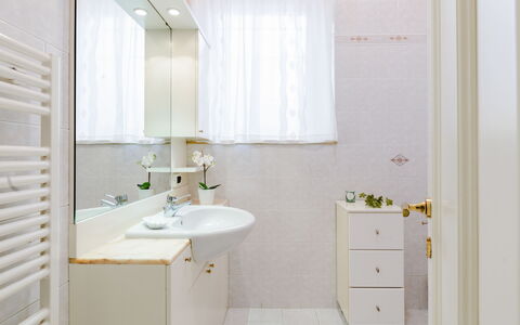 Suite Oltremare: Tap, Spejl, Sanitærarmatur, Badeværelsesvask, Håndvask, Badeværelsesskab, Møbel, Cabinetry, Purple, Badeværelse