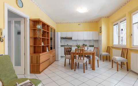 Suite Oltremare: Møbel, Bord, Cabinetry, Stol, Bygning, Reol, Vindue, Træ, Hylde, Indretning