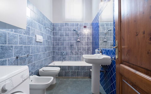 Casolare Torre With Pool And Ac: Blå, Sanitærarmatur, Gulvbelægning, Etage, Badeværelse, Flise, Toilet, Håndvask, Vvs, Toiletbræt