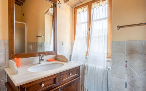 Le Fonti Apartments With Ac Near Siena: Badeværelsesvask, Håndvask, Sanitærarmatur, Badeværelse, Gulvbelægning, Indretning, Etage, Tap, Badeværelsesskab, Loft