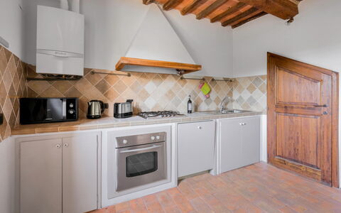 Le Fonti Apartments With Ac Near Siena: Køkken, Større Bandage, Køkken Apparat, Gulvbelægning, Indretning, Træ, Countertop, Loft, Etage, Komfur