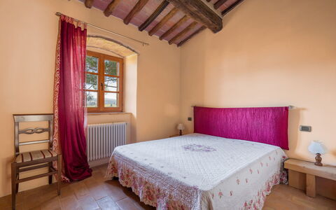 Le Fonti Apartments With Ac Near Siena: Væg, Møbel, Træ, Indretning, Sengetøj, Textile, Gulvbelægning, Seng, Soveværelse, Etage