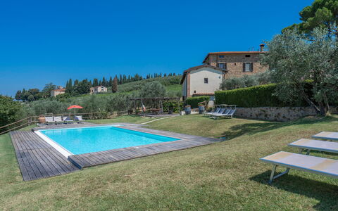 Le Fonti Apartments With Ac Near Siena: Plante, Himmel, Bygning, Svømmepøl, Vand, Træ, Hus, Skygge, Land Lot, Udendørs Møbler