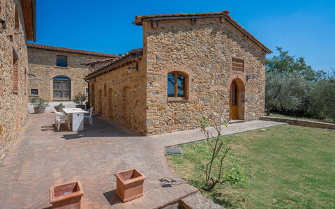 Le Fonti Apartments With Ac Near Siena: Plante, Himmel, Vindue, Træ, Bygning, Dør, Mursten, Væg, Landdistrikt, Tag