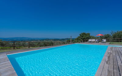 Le Fonti Apartments With Ac Near Siena: Vand, Himmel, Ejendom, Plante, Svømmepøl, Azure, Rektangel, Bygning, Krop Af Vand, Træ