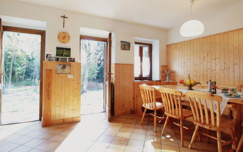 Baita a Pieve Tesino Mountain And Lake: Møbel, Ejendom, Bord, Cabinetry, Stol, Dør, Vindue, Plante, Træ