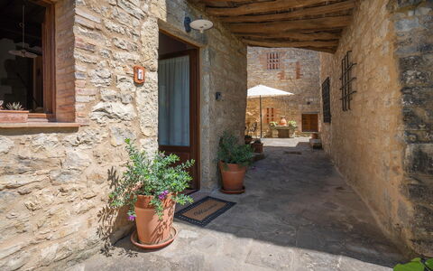 Chiara House In Galenda, Chianti, Pool And Nature: Plante, Blomsterkrukke, Bygning, Stueplante, Vindue, Træ, Landskab, Gulvbelægning, Mursten, Hus