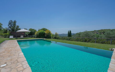 Chiara House In Galenda, Chianti, Pool And Nature: Himmel, Vand, Ejendom, Svømmepøl, Plante, Azure, Rektangel, Træ, Græs, Fritid