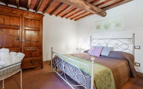 Chiara House In Galenda, Chianti, Pool And Nature: Bygning, Møbel, Ejendom, Komfort, Bed Frame, Træ, Hus, Indretning, Cabinetry, Belysning
