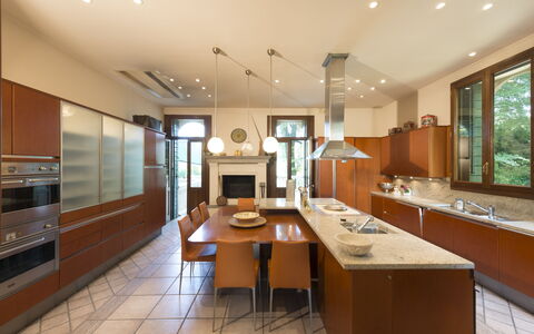 Villa Paola In Padova With Ac: Bord, Bygning, Møbel, Stol, Countertop, Cabinetry, Stueplante, Træ, Indretning, Gulvbelægning