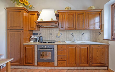 La Montanina: Cabinetry, Ejendom, Countertop, Møbel, Håndvask, Tap, Hvid, Bygning, Køkken, Træ