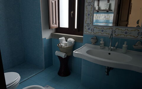 San Noto House With Pool Ac Wifi: Blå, Badeværelsesvask, Sanitærarmatur, Badeværelse, Indretning, Håndvask, Gulvbelægning, Tap, Etage, Vvs