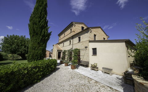 Villa Gelso: Sky, Himmel, Plante, Bygning, Vindue, Træ, Hus, Land Lot, Ejendom, Landskab