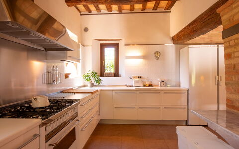 Villa Gelso: Cabinetry, Countertop, Ejendom, Tap, Møbel, Håndvask, Bygning, Køkken, Træ, Køkkenvask