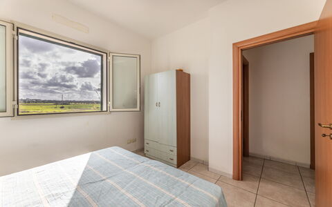 Andromeda Apartment In Gallipoli: Møbel, Bygning, Træ, Vindue, Gulvbelægning, Indretning, Etage, Skygge, Maling