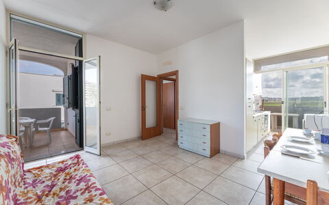 Andromeda Apartment In Gallipoli: Møbel, Cabinetry, Bygning, Træ, Komfort, Dør, Belysning, Skuffe, Arkitektur