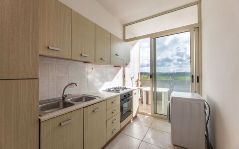 Andromeda Apartment In Gallipoli: Cabinetry, Møbel, Countertop, Håndvask, Køkkenvask, Ejendom, Tap, Træ, Indretning, Bygning