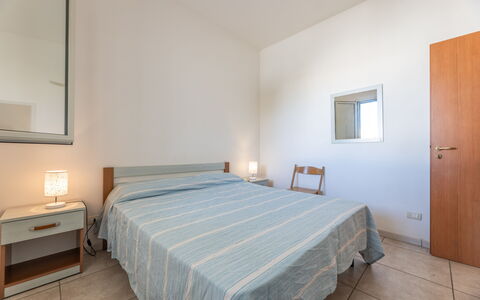 Andromeda Apartment In Gallipoli: Møbel, Ejendom, Bygning, Komfort, Azure, Træ, Textile, Bed Frame, Seng
