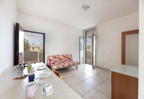 Andromeda Apartment In Gallipoli: Møbel, Bord, Bordservice, Bygning, Træ, Komfort, Indretning, Gulvbelægning, Etage