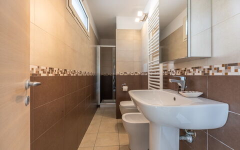 Loft San Giovanni in Gallipoli: Badeværelse, Sanitærarmatur, Gulvbelægning, Etage, Indretning, Håndvask, Badeværelsesvask, Tap, Vvs, Toilet