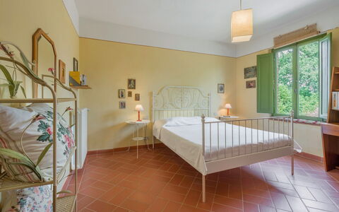 Il Palazzetto Francigena, Monteriggioni: Møbel, Vindue, Komfort, Bed Frame, Textile, Bygning, Træ, Indretning, Seng