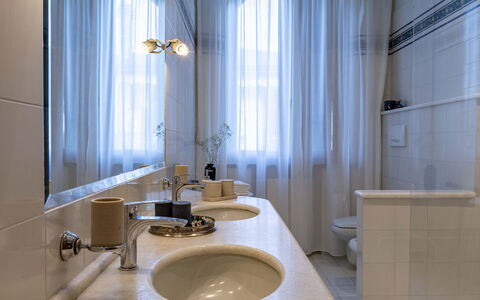 Villa i Portici: Spejl, Tap, Sanitærarmatur, Håndvask, Ejendom, Badeværelsesvask, Badeværelse, Træ, Indretning, Gardin